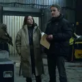 A nova série policial com conspiração e tensão que você precisa ver imagem