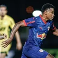 Ex-Bahia marca e freia rival direto do Tricolor no Brasileiro; assista imagem
