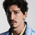 Famoso ator é visto com moreno misterioso em clima de romance imagem
