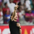 Bahia: Filipe Luís vê falta de "respeito" da arbitragem ao Flamengo imagem