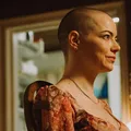 Filme de Emma Stone tem pré-estreia só para quem raspar a cabeça imagem