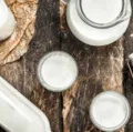 Metanol? Polícia investiga esquema de leite adulterado e recolhe 200 litros imagem
