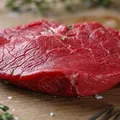 Carne brasileira pode ter nova tarifa após EUA citar trabalho forçado imagem