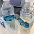 Homem é hospitalizado com intoxicação após beber água mineral imagem