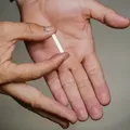 Sociedades médicas pedem proibição de implantes hormonais manipulados no Brasil imagem
