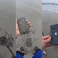 Jovem resgata iPhone intacto enterrado em praia e devolve à dona imagem
