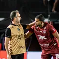 Léo Condé exalta jogador do Vitória após reencontro: "Faz milagre" imagem