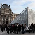 Louvre reabre as portas três dias após roubo de joias imagem