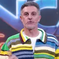 Luciano Huck surge com roupa caríssima de crochê: "Ele pode pagar" imagem