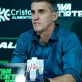 Técnico ex-Vitória bate boca com jornalista em coletiva após clássico imagem