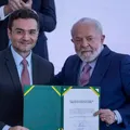 Celso Sabino desafia partido e anuncia permanência no governo Lula imagem
