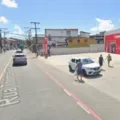 Motociclista bate em carro e morre atropelado por ônibus em Pernambués imagem