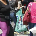 Mulheres estudam e trabalham mais, mas ganham menos, diz IBGE imagem