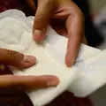 Mulheres já podem retirar absorventes gratuitos pelo SUS imagem