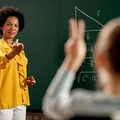Nova bolsa para professores promete reforçar ensino em regiões críticas imagem