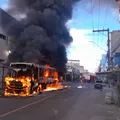 Ônibus é destruído por incêndio em Salvador; imagem impressiona imagem