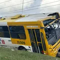 Ônibus fica destruído em acidente na Av. Paralela; imagem impressiona imagem