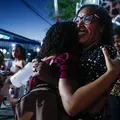 Expectativa e tensão: pais fazem vigília à espera de filhos em prova do Enem imagem