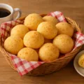 Pão de queijo de liquidificador: receita é perfeita para um café rápido imagem