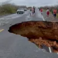 Pista cede e trecho da BR 116 é interditado na Bahia imagem
