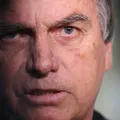Bolsonaro sofre traumatismo craniano após queda em cela da PF imagem