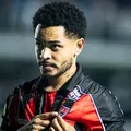 Provocou? Matheuzinho encerra jejum e 'imita' Neymar em comemoração imagem