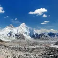 Quase mil pessoas ficam presas no Monte Everest após tempestade imagem