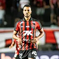 Questionado, Lucas Braga ganha chances e é elogiado por Jair Ventura imagem