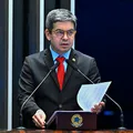 Randolfe faz grave relação entre megaoperação no Rio e eleições imagem