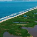 Refúgio escondido tem prainha com água doce e salgada; conheça imagem