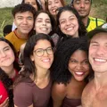 Shawn Mendes curte praia e tira foto com fãs em Salvador imagem