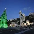 Simples, barata e diferente: conheça a árvore de Natal que virou tendência imagem