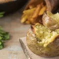 Truque no micro-ondas: batata recheada fica tão boa quanto a de forno imagem