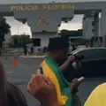 Vídeo: apoiadores fazem oração por Bolsonaro em frente à PF imagem