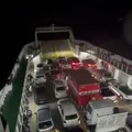 Vídeo: mar invade área de veículos do ferry e assusta passageiros imagem