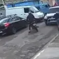 Vídeo: dupla tenta assaltar, mas motorista reage e atropela criminosos imagem