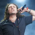 Vocalista do Angra anuncia saída após mais de uma década imagem