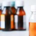Xaropes contaminados causam mortes de crianças; OMS emite alerta imagem