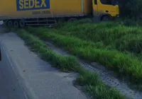 Acidente entre carro e caminhão dos Correios deixa um morto na Bahia