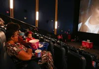 Cinema vai dar 1 ano de ingresso e pipoca grátis; saiba como ganhar imagem