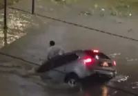 Água engole carro de enfermeiro no interior da Bahia; assista