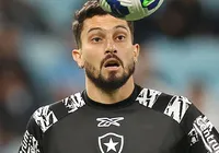 Alex Telles sofre com dores crônicas e é dúvida para enfrentar o Bahia imagem