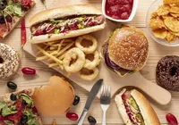 Fast-food é condenado por obrigar funcionária a almoçar lanches