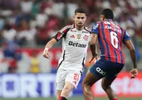 Meia do Flamengo critica gramado da Fonte Nova: “Pura terra” imagem