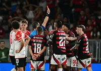Atacante do Flamengo é visto na balada após derrota e acaba detonado imagem