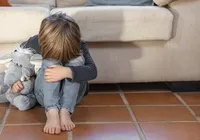 Até 20 salários: nova lei pode multar pais que deixarem crianças sozinhas imagem