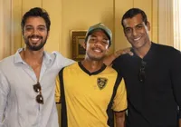 Galã da Globo é detonado por namorar atriz 17 anos mais nova