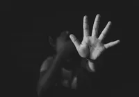 Menina é espancada pela mãe por olhar celular enquanto lavava louça