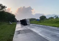 BR-324: pista é liberada 13 horas após caminhão-tanque tombar