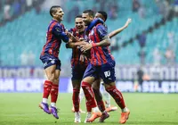 Bahia impõe força em casa, bate o Inter e cola no G-4 do Brasileirão imagem
